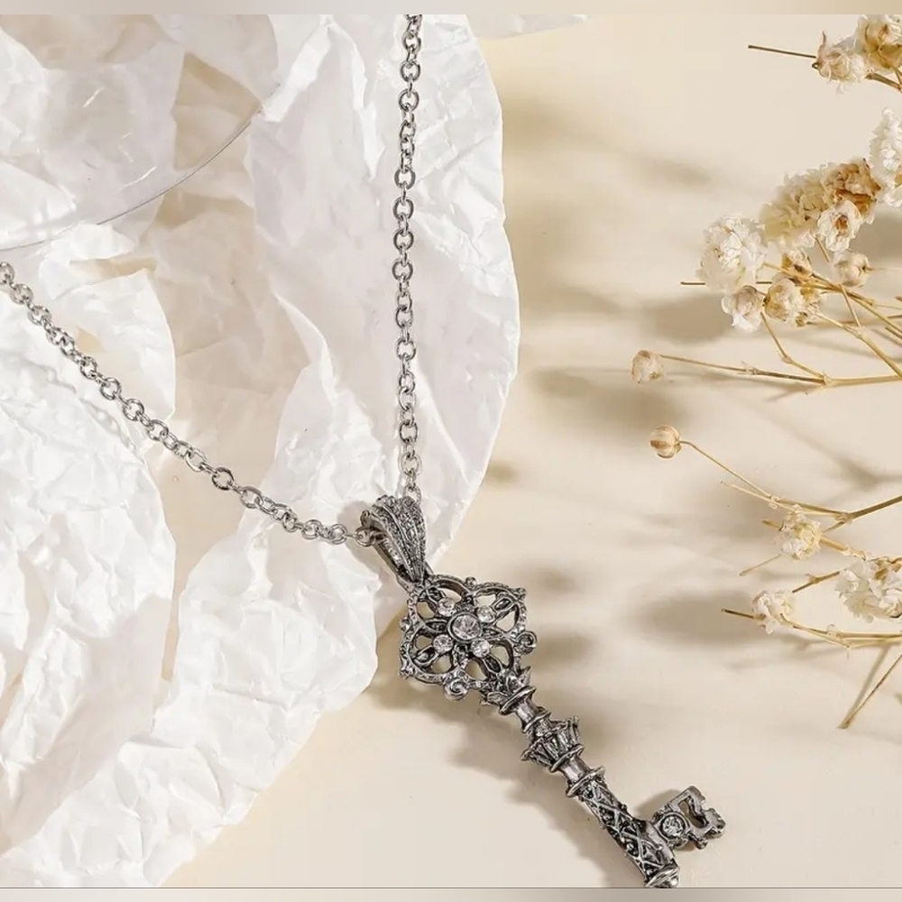 NEW! Elegant Silver Key Pendant Necklace NIP